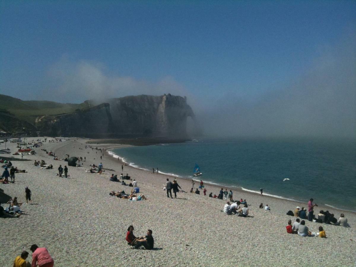 Le Tout A Pied Et Son Parking Prive Étretat Exteriör bild