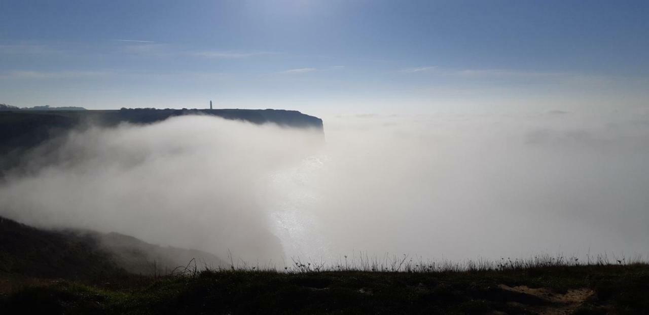 Le Tout A Pied Et Son Parking Prive Étretat Exteriör bild
